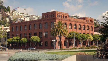 San Francisco, ABD - 19 Mayıs 2019: Bay Club San Francisco ile Lombard Caddesi.