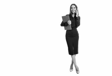 Cep telefonuyla konuşan mutlu bir iş kadını. İş kadını iş görüşmesi yapıyor. Cep telefonu ve dizüstü bilgisayar tutan iş kadını. İş iletişimi için mobil teknoloji, kopyalama alanı.