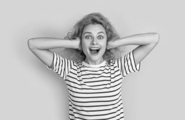 Kızıl saçlı kızın sarı arka planda izole edilmiş gürültülü bir ses duymasına şaşırdım. Genç kız stüdyoda gürültülü sesler duyuyor. Ses kız için çok yüksek ve gürültülü.,