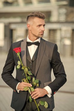 Teklif konsepti Siyah smokinli adam evlenme teklif ediyor. Evlilik teklifinden önce erkek.