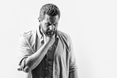 Ağrısı olan olgun bir adamın ağrısı. Gri üzerine izole edilmiş fotokopi uzayı. Stüdyoda boğazı ağrıyan bir adam var. Acı çeken ya da acı çeken bir adamın fotoğrafı. Ağrı çeken adam acı hisseder..