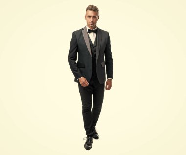 Beyaz arka planda izole edilmiş papyonlu zarif garson. tam uzunluk.