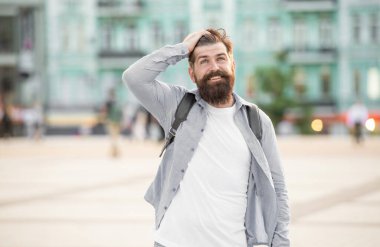 Mutlu sakallı adam dışarıda. Sakallı adamın portresi. Vahşi, sıradan adam..