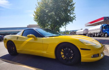 Seattle, WA, ABD - 1 Ağustos 2024: 2008 Chevrolet Corvette Coupe 3LT Z51 sarı renk.