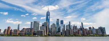 New York City 'nin ufuk çizgisi, ABD. NYC simgeleri. Günbatımında New York şehrinin gökdeleni ve gökdeleninin muhteşem manzarası. Manhattan 'ın güzel manzarası.