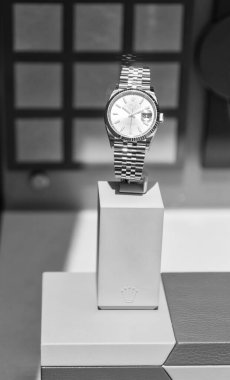 New York City, ABD - 05 Ağustos 2023: Rolex Datejust lüks İsviçre saati aksesuarı sergileniyor.