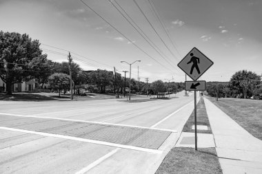Yaya geçidi tabelası. Yaya geçidinin yol işareti. Dikkat sarı yol işareti. Yoldaki trafik levhası. Dikkat dikkat yol işareti.