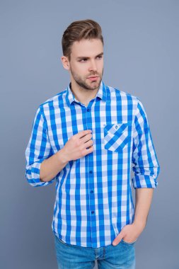 Adamın şık bir saç kesimi var. Moda saç stili olan bir adam. Sıradan bir erkek portresi. Milenyum portresi. Genç milenyum adamı Grey 'i izole etti. Şık bir erkek portresi. Sıradan stil adamı. Çabasız bir şekilde şık..