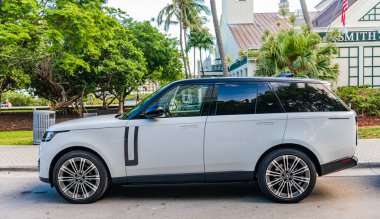 Miami Beach, Florida USA - 9 Haziran 2024 Miami plajında Range Rover lüks SUV kavşağı. Beyaz SUV Range Rover arazi aracı.