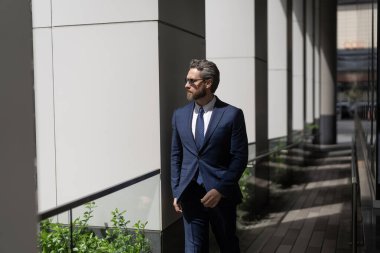 Yeni fırsatlar. Ofis binasındaki iş adamı. Başarılı bir iş patronu. Takım elbiseli bir iş adamı. Modern ofisten geçen bir iş adamı. Yakışıklı bir CEO. Başarılı gelecek vizyonu.