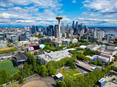 Seattle, Washington, USA- 25 Temmuz 2024: Seattle şehir merkezi silueti. Havadan Seattle. Uzay iğnesi. Modern Seattle bölgesi, ABD. Hava boşluğu iğnesinin mimarisi. Boşluklu Seattle 'ın hava görüntüsü