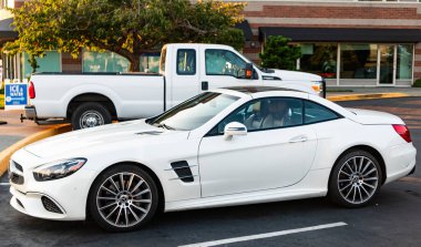 Seattle, WA, ABD - 2 Temmuz 2024 Mercedes Benz SL Sınıfı SL 550 beyaz renkli üstü açık.