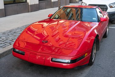 New York, ABD - 15 Mart 2024 Chevrolet Corvette C4 üstü açık spor Chevy arabası. Chevrolet Corvette dışarıda park etmiş. Chevrolet Corvette 'in arabası. Chevrolet Corvette spor arabası, açılı görüş..