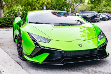 Miami Beach, Florida USA - 9 Haziran 2024 Lamborghini Huracan Tecnica Green Miami plajında. Lamborghini lüks bir İtalyan otomobil üreticisi.