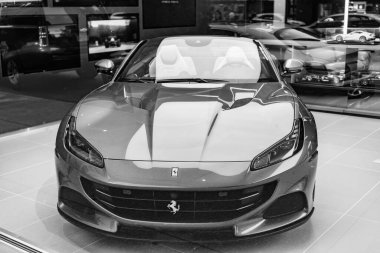 New York City, ABD - 09 Ağustos 2023 Ferrari Portofino M 2023 spor araba galeride, ön manzara.