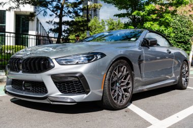New York City, ABD - 19 Mayıs 2024: 2022 BMW üstü açık araba. Gri lüks BMW M8 üstü açık bir araba. BMW M8 üstü açık, köşe manzaralı..