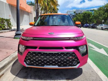 Miami Beach, Florida USA - 8 Haziran 2024 Miami Beach 'te Kia soul Pembesi. Kia soul gt imzası özel Kore arabasıdır..