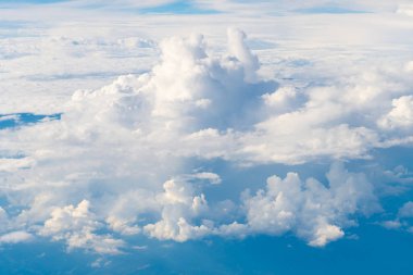 Bulutlar gökyüzünde. Bulutlar - Mavi gökyüzü ve beyaz bulutlar. Bulutlu güzel mavi gökyüzü arkaplanı. Mavi gökyüzünde beyaz kabarık bulutlar. Mavi gökyüzü ve beyaz gündüz bulutları.