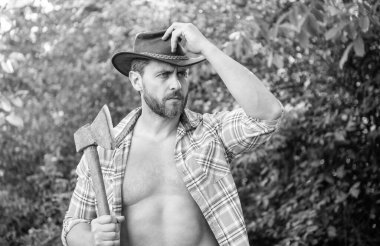 Baltalı bir adamın görüntüsü. Baltalı adam. Baltalı bir adam kareli gömlek giyiyor. Baltalı adam dışarıda..