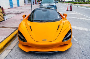 Miami Beach, Florida USA - 8 Haziran 2024: 2019 McLaren 720S Performans Miami Beach. Turuncu 2019 McLaren 720S Performans