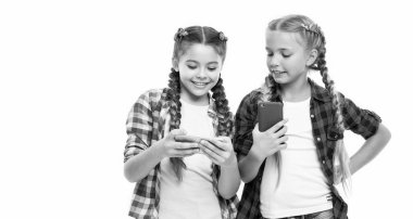 Okul çocukları sohbet ediyor. İki kız telefonda konuşuyor. Kızlar, çocuklar canlı sohbetler yaparlar. Konuşan liseli kızlar hikayeler ve kahkahalar paylaşıyorlar. Blog yazıyorum. Boşluğu kopyala.