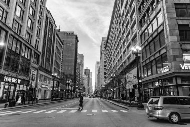 Chicago, ABD - 28 Nisan 2023: Chicago 'da şehir binaları ve kavşağı olan State Street popüler caddesi.