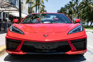 Miami Beach, Florida USA - 9 Haziran 2024: Chevy Corvette C8 3LT Ocean Drive Miami Beach. kırmızı Chevy Corvette 3LT.