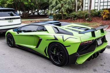 Miami Beach, Florida USA - 9 Haziran 2024 L2022 Lamborghini Aventador LP 780-4 Ultimae Green Miami plajında. Lamborghini lüks bir İtalyan otomobil üreticisi.