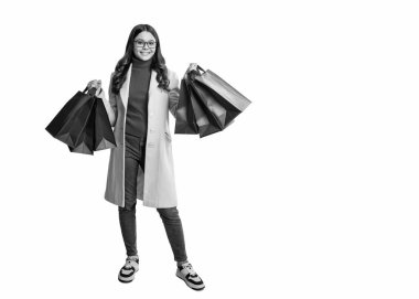 Şık bir genç kız sonbahar montuyla alışverişe çıkar. Alışveriş ve indirim. Çantalı kız. En iyi satış teklifi. Alışveriş sonrası genç moda kızı. Alışverişkolik. Sonbahar alışverişi. Boşluğu kopyala.