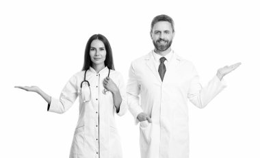 Steteskobu olan doktor beyaza izole edilmiş. Beyaz önlüklü profesyonel doktor ve tıp kadını. İlaç ve sağlık sigortası. Hastanedeki doktor. Tıp alanında iki doktor. Doktor..