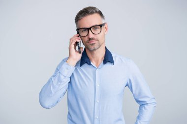 İş adamı iş telefonu görüşmesi Grey 'de izole edilmiş..