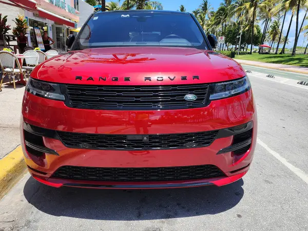 Miami Beach, Florida USA - 5 Haziran 2024: 2023 Land Rover Range Sport Ocean Drive Miami Beach Red 'de kırmızı. ön görünüm