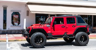 Miami Beach, Florida USA - Haziran 92024: 2018 Jeep Wrangler JK 4x4 Ocean Drive Miami Beach 'te kırmızıya boyandı. Jeep yaygın bir arazi aracı markasıdır. Yan görünüş. beyaz