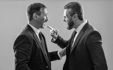 İş dünyasındaki rekabete. Griler 'de izole edilmiş rakip iş adamları stratejisi. İş rekabeti ve rekabet. Rakip iş şirketi. Rekabet içinde bağıran işadamları.