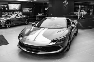 New York City, ABD - 09 Ağustos 2023: Ferrari 296 GTS 2022 sergi salonunda akort edilmiş spor araba, üst manzara.