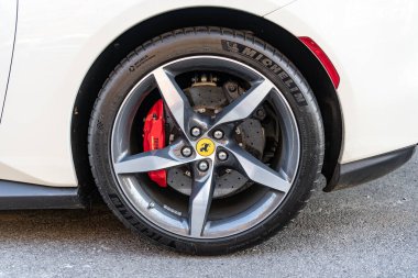 New York, ABD - 15 Mart 2024 Ferrari Portofino M üstü açılabilir lüks araba jantı. Ferrari Portofino M araba tekerleği kenarı. Ferrari Portofino 'nun spor arabası. Ferrari Portofino 'nun halat çarkı.
