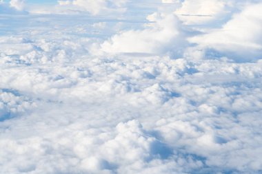 Beyaz bulutlu gökyüzü. Güzel beyaz bulutlu mavi gökyüzünde yumuşak güneş ışığı, doğa manzaralı yumuşak beyaz bulutlar pastel mavi gökyüzü arka planında.