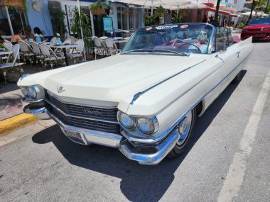 Miami Beach, Florida USA - 5 Haziran 2024 Cadillac Coupe DeVille Ocean Drive Miami Beach