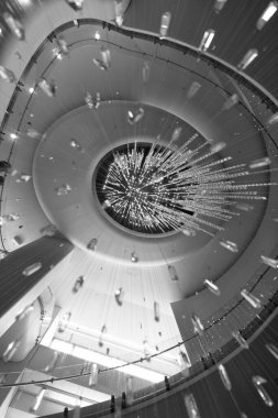 Modern lüks avize. Modern tarz aydınlatma armatürü. Tavandan sarkan lamba. Tavan lambası. Sanat avizesi. Genel iç tasarım. Seçici odaklı ışıklandırma veya aydınlatma dekorasyonu.