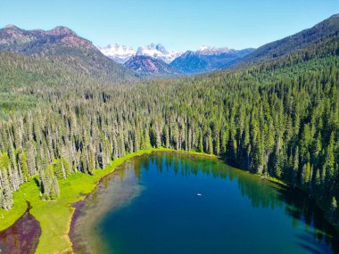 Cooper Gölü 'nün popüler doğa yürüyüşü. Cooper gölü ve dağ manzarası. Cooper Gölü Dağı 'nın manzarası. Doğa manzarası. Merkezi Washington Şelale Dağları 'ndaki Cooper Gölü. Canlı renk.