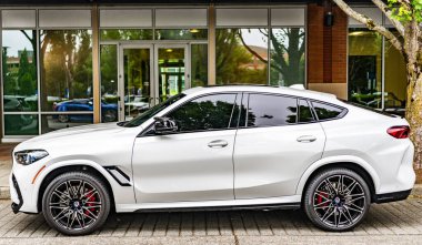 Seattle, WA, ABD - 22 Temmuz 2024: 2020 BMW x6 m beyaz. BMW, lüks araç ve motosiklet üreticisi bir Alman çokuluslu üreticisi. BMW prestijli bir arabadır.