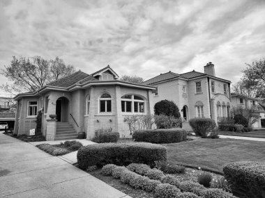 Konut semtindeki modern kır evinin banliyö mimarisi.