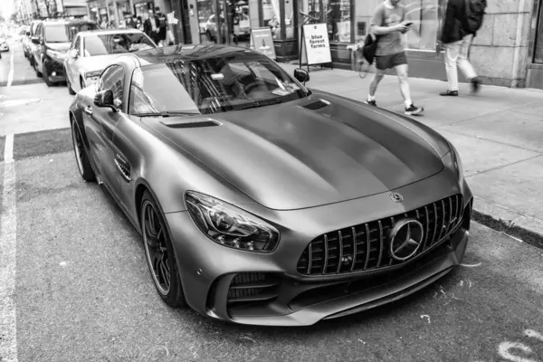 New York City, ABD - 09 Ağustos 2023: Mercedes Benz AMG GT 2018 spor araba, ön manzara.