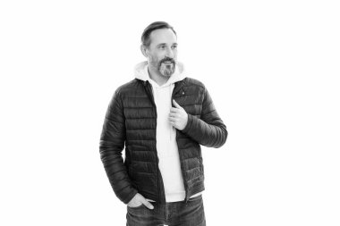 Ceketli olgun bir adam beyaz arka planda izole edilmiş. Adam stüdyoda kalın bir ceket giyiyor. Olgun bir adam için sonbahar ceketi. Olgun erkeğin kalın ceketi..