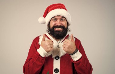 Noel eğlencesi. Mutlu noeller. Noel Baba kostümlü neşeli sakallı adam. Vahşi hippi yılbaşı partisini kutluyor. Kış tatili hazırlıkları. Hediye ve hediye alışverişi. Mutlu yıllar..