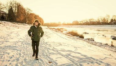Açık havada kışlık ceketli şık bir adam. Tatillerde kışlık ceketli bir adam. Adam kışlık ceket giyiyor. Kışlık ceketli adam dışarıda fotokopi çekiyordu..