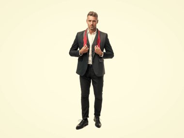 Smokinli tam boy adam beyaz arka planda izole edilmiş..