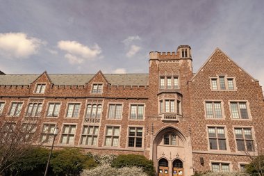 washington university building in seattle. sunny day.