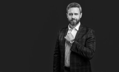 Resmi adam kırmızı arka planda izole edilmiş kol saati olan erkek kıyafetleri giyer. Adam resmi erkek giyim stüdyosunda. Resmi erkek giyimli bir adam. Resmi erkek giyimli bir adamın fotoğrafı..