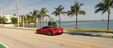 Miami Beach, Florida USA - 15 Nisan 2021: Kırmızı Ferrari SF90 Stradale, arka manzara. lüks spor araba.